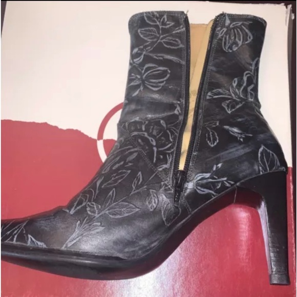 GD -Ankle Leather Boots
Embossed Flowers Zip Up Heel Made In Italy sz 9 - Picture 3 of 7